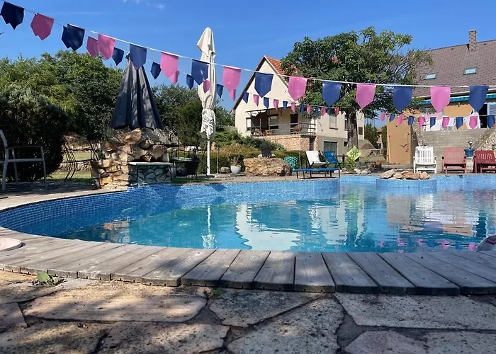 Lakepark Garden Villa With Swimming Pool & Park