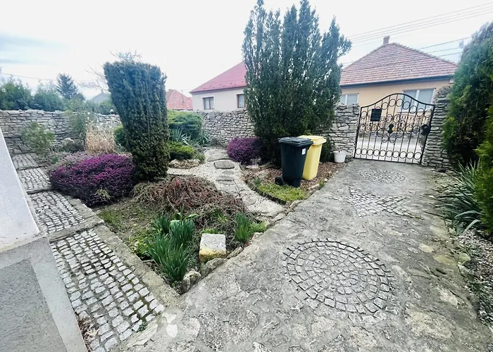 Lakepark Garden Villa With Swimming Pool & Park