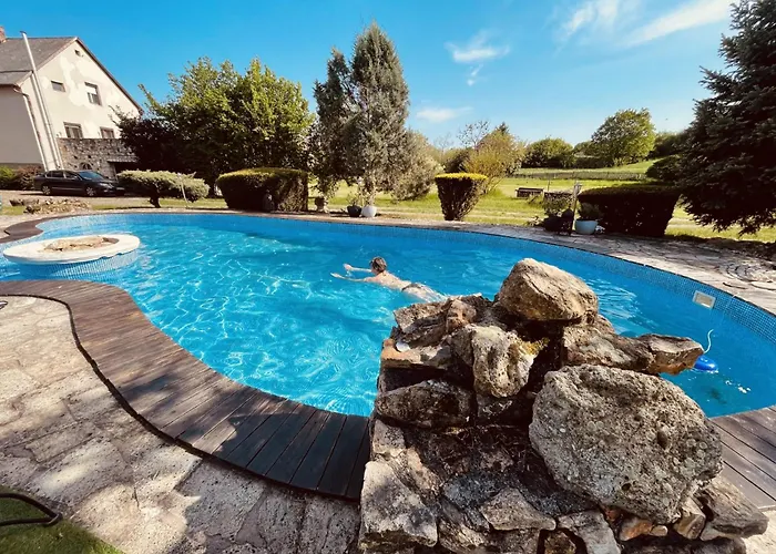 Lakepark Garden Villa With Swimming Pool & Park