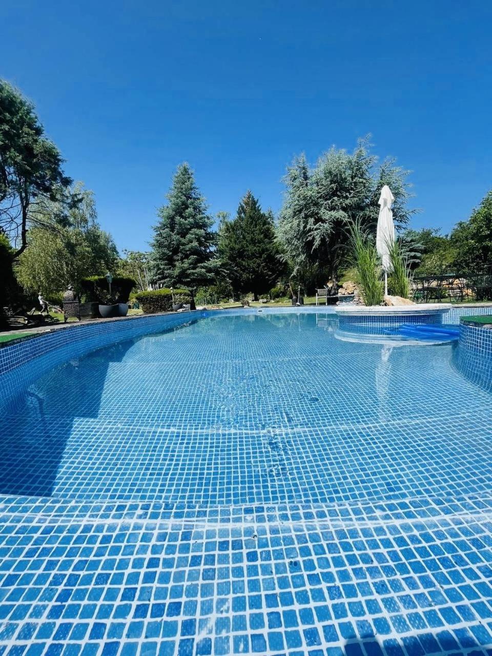 Lakepark Garden With Swimming Pool & Park Bekecs