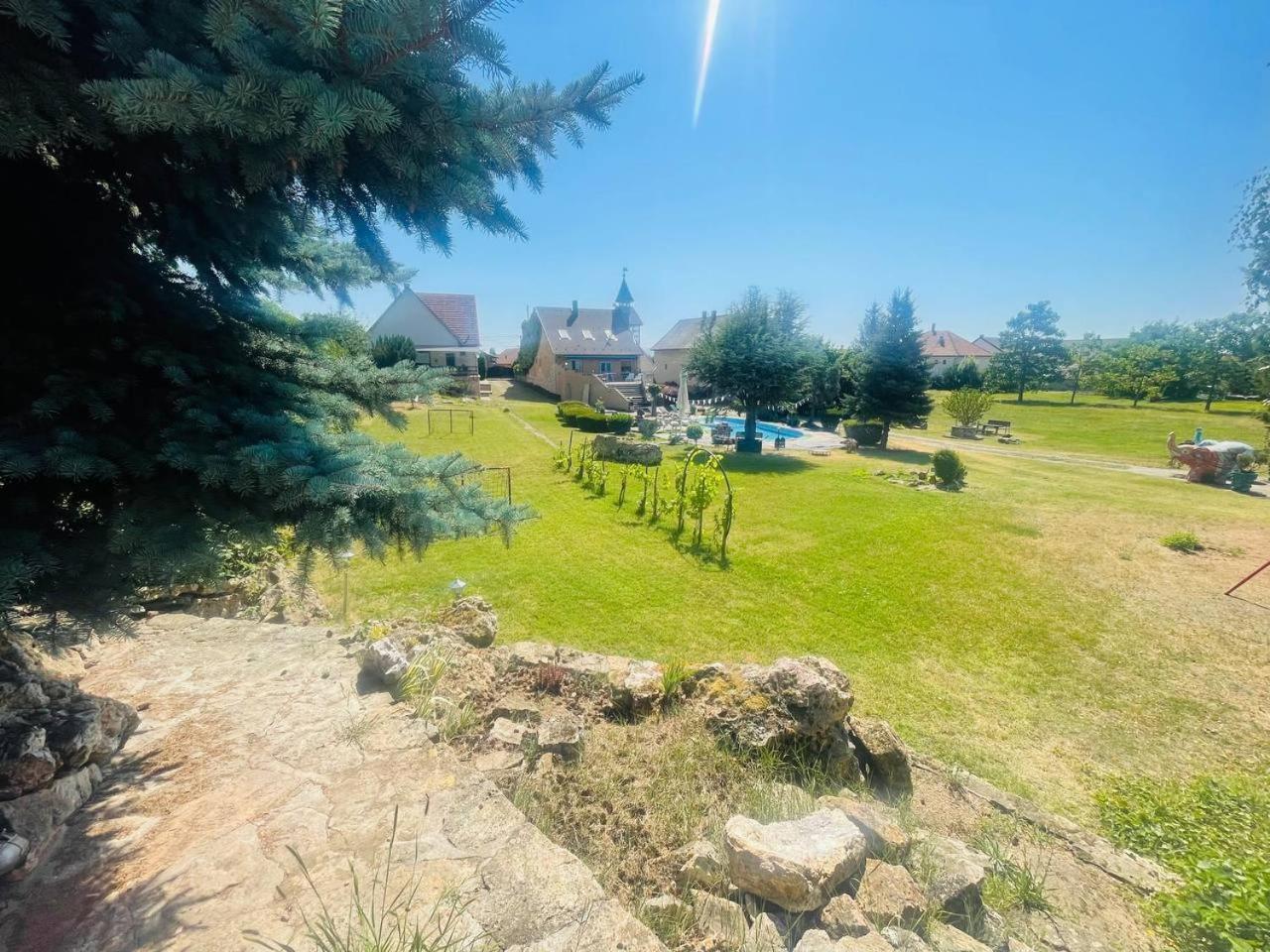 Lakepark Garden With Swimming Pool & Park Apartament Bekecs